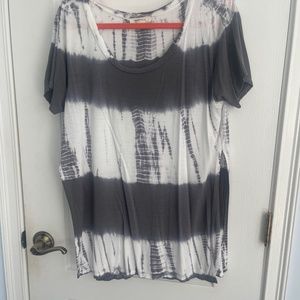 T-shirt tie dye design, gray and white with high side slits